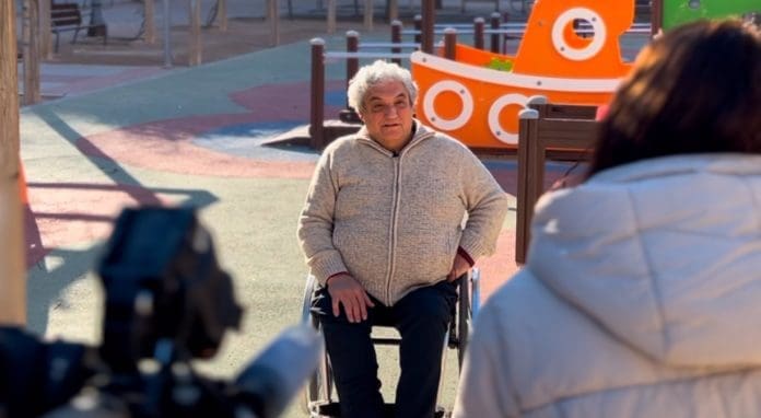 Persona con movilidad reducida y ascensor averiado