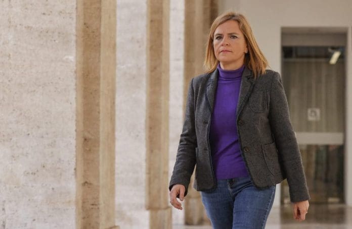 La delegada del Gobierno en la Comunitat Valenciana, Pilar Bernabé, se dirige a atender a los medios de comunicación. EFE/Manuel Bruque /Archivo