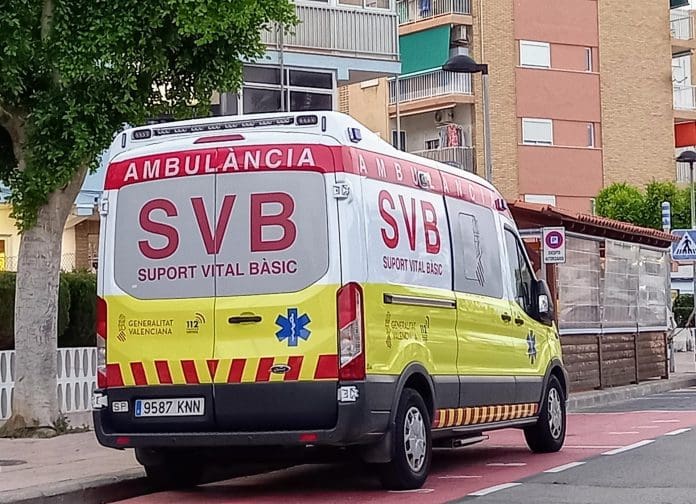 Herido un hombre en un accidente en la autopista AP-7 en Almenara. Ambulancia del SBV.