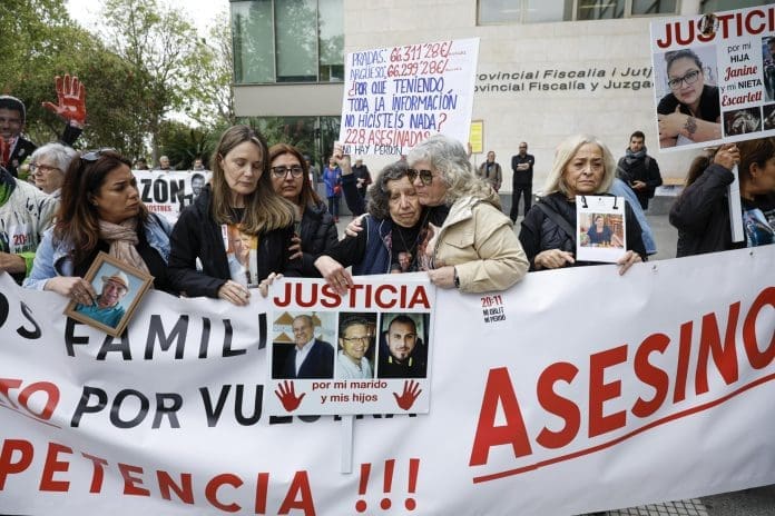 Varias asociaciones de víctimas y damnificados por la dana protestan ante la Ciudad de la Justicia de València. EFE/Biel Aliño