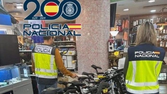 01/05/2025 Dos detenidos por apropiarse de bicis eléctricas de alquiler y venderlas en tiendas de segunda mano. Agentes de la Policía Nacional han detenido en la localidad de Gandia (Valencia) a dos personas --un hombre y una mujer de 35 y 39 años-- por presuntamente apropiarse de bicicletas eléctricas de alquiler para venderlas posteriormente en tiendas de segunda mano. SOCIEDAD POLICÍA NACIONAL
